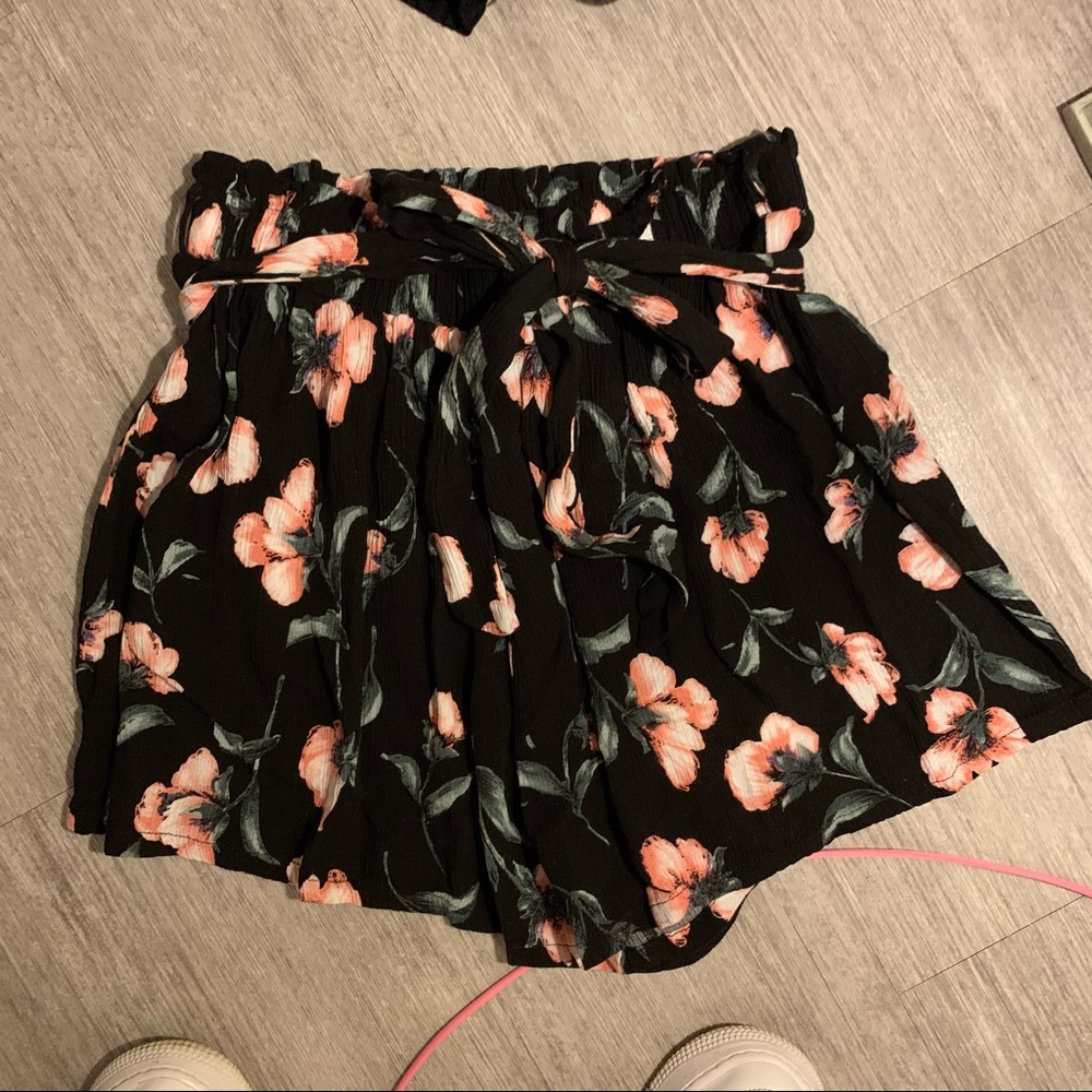 Tie black and flower shorts